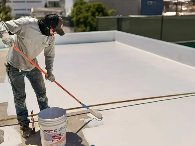 Aplicación de recubrimiento impermeable blanco con rodillo