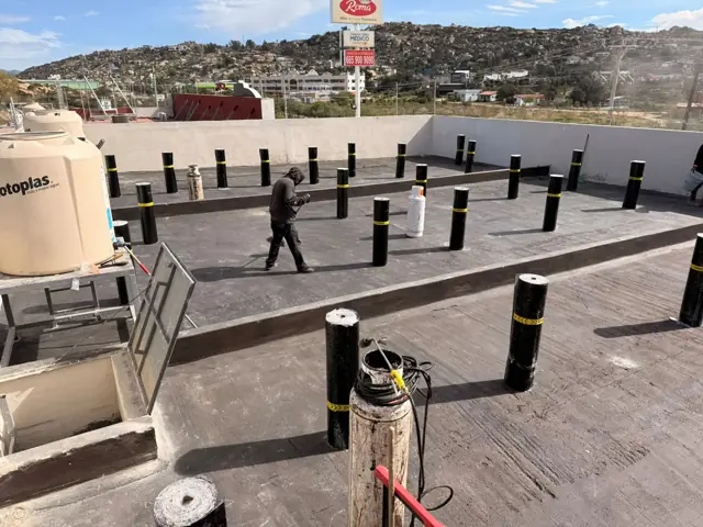 Azotea comercial impermeabilizada con instalaciones y tuberías