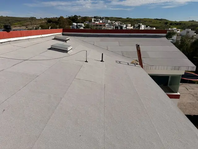 Techo industrial con membrana prefabricada terminada