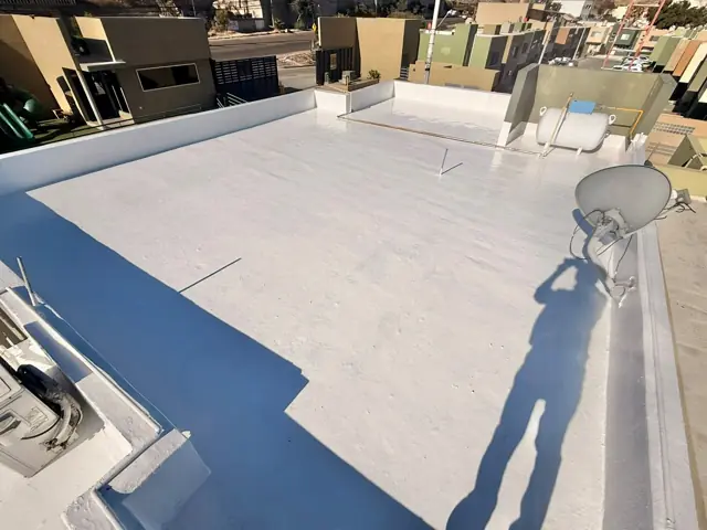 Azotea residencial impermeabilizada con acabado blanco en Tijuana