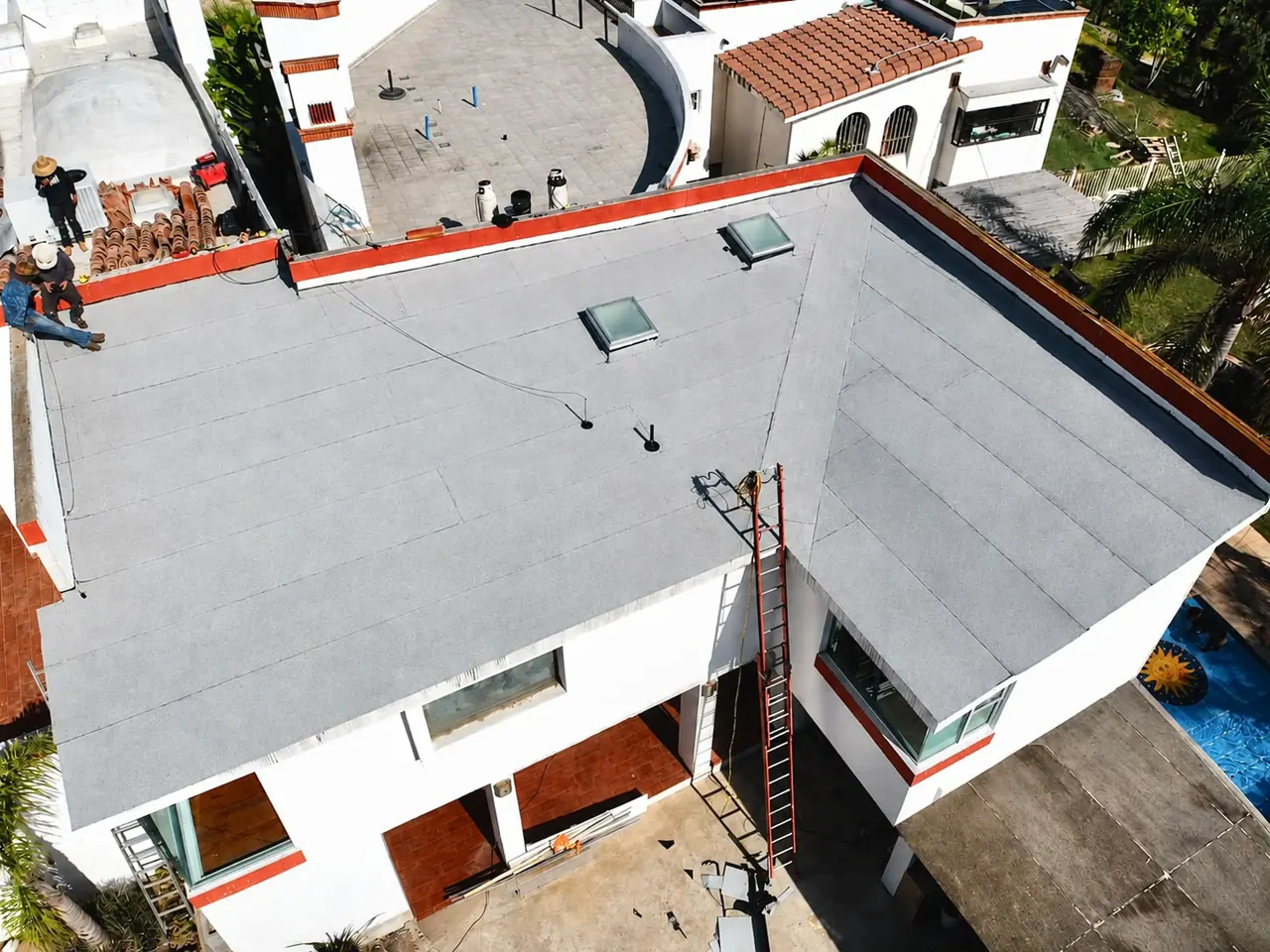 La misma azotea residencial ya impermeabilizada, vista aérea