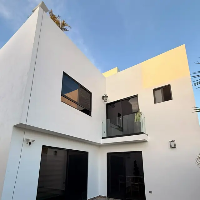 Fachada residencial con muros impermeabilizados