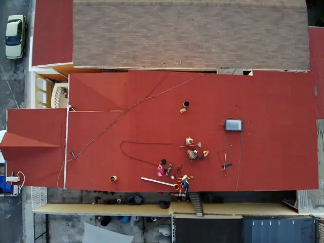 Instalación de membrana roja terminada sobre el mismo techo