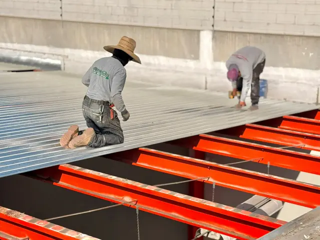 Instalación de lámina acanalada sobre estructura metálica
