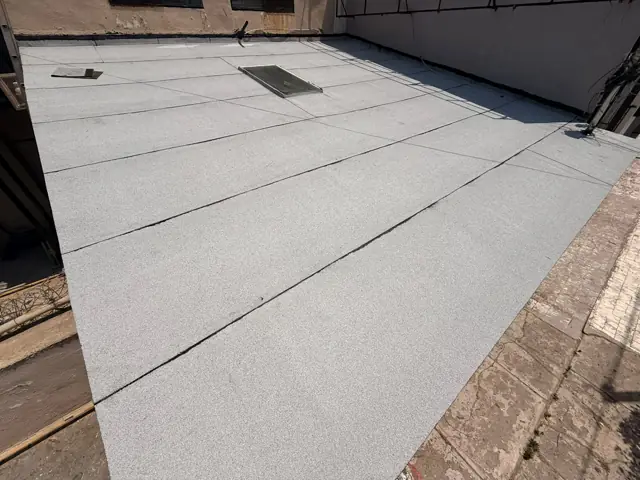 Membrana prefabricada gris instalada en azotea