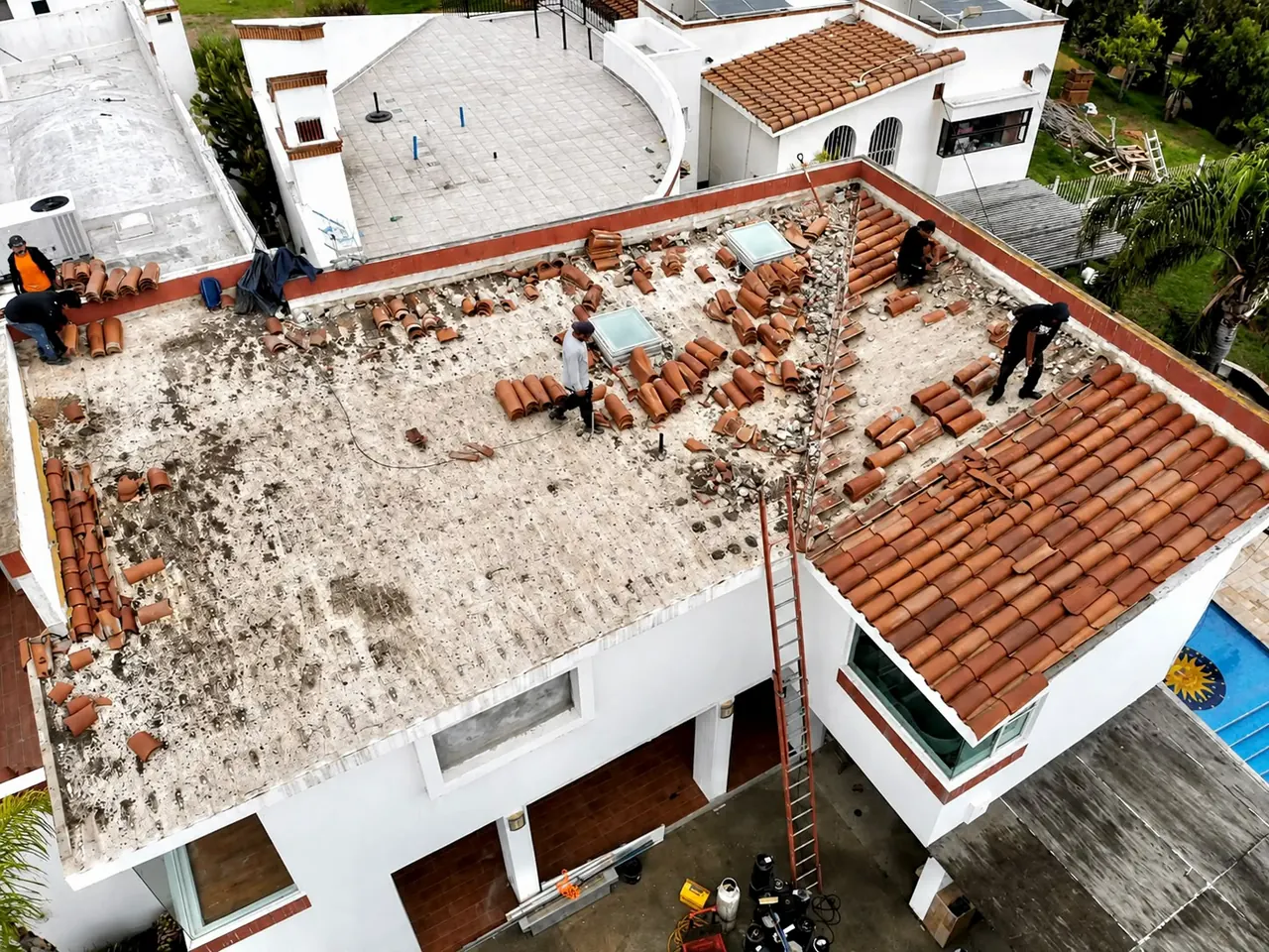 Azotea residencial antes de impermeabilizar, con cubierta deteriorada