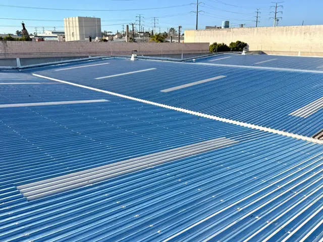Techo metálico acanalado con recubrimiento azul