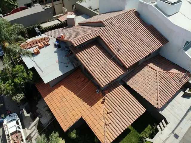 Techo residencial de teja, vista aérea