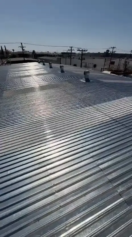 Cubierta metálica acanalada instalada en techo comercial