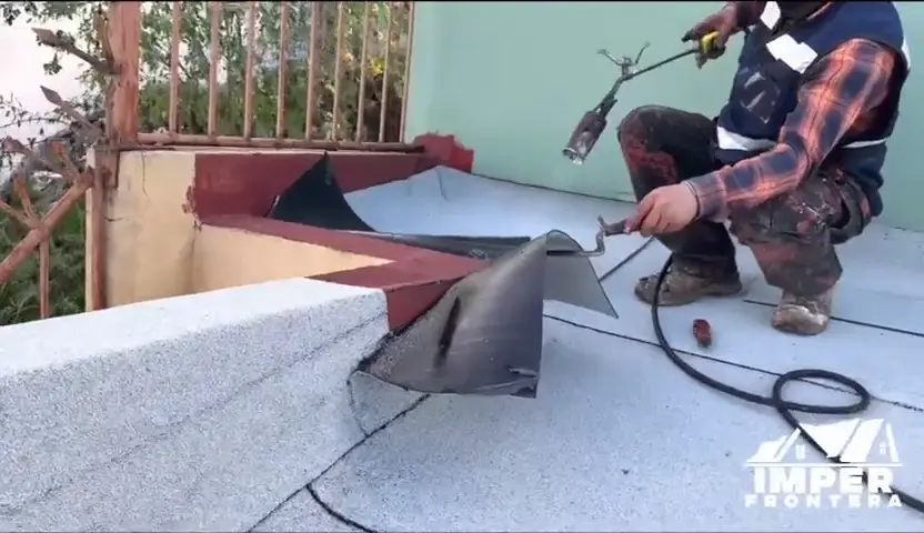 Termofusión de membrana y sellado de pretiles con soplete